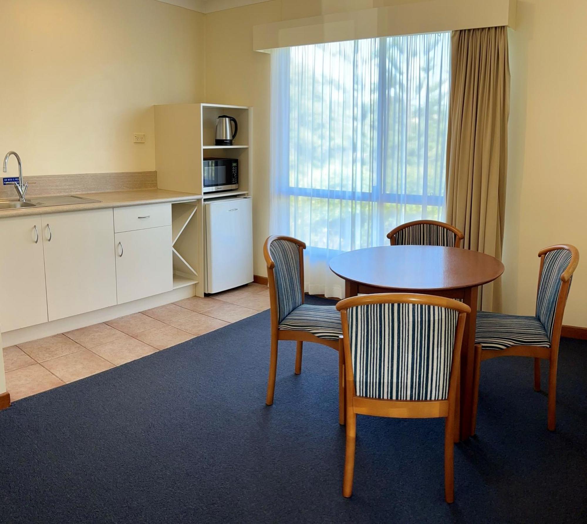 Governors Lodge Resort Hotel Burnt Pine Room photo